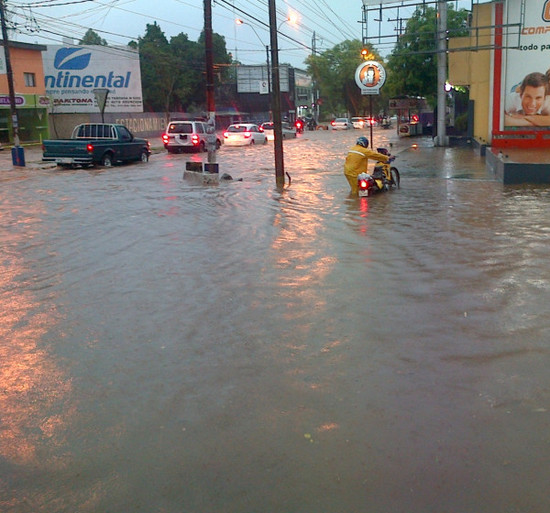 Paraguay:Lluvias y fuertes vientos en Asunción y municipios aledaños a la capital produjeron graves inundaciones cortes energéticos y caos en el tráfico