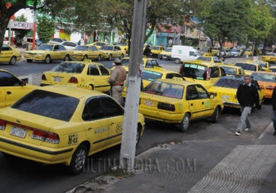 Taxistas se movilizan contra el senado