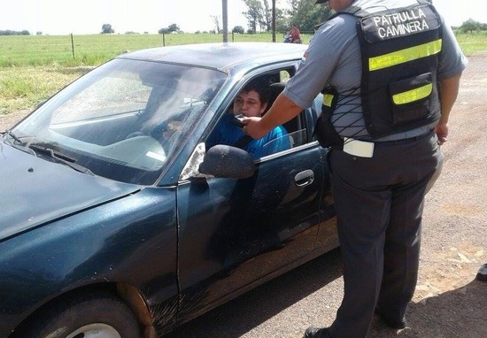El medio de las arrugas del ojo