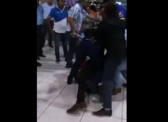 Mató a su esposa en un centro comercial; habrían discutido por custodia